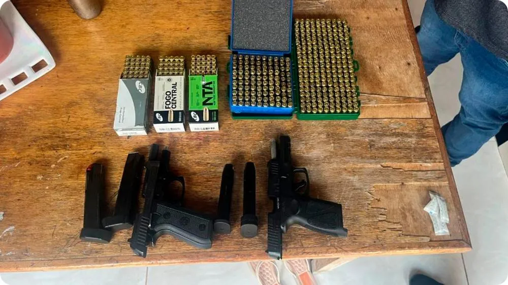 Polícia Civil prende 13 pessoas durante operação; armas e drogas são apreendidas