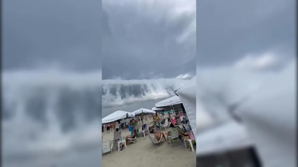 Nuvem gigante com formato de tsunami impressiona banhistas em praia de Bertioga (SP)