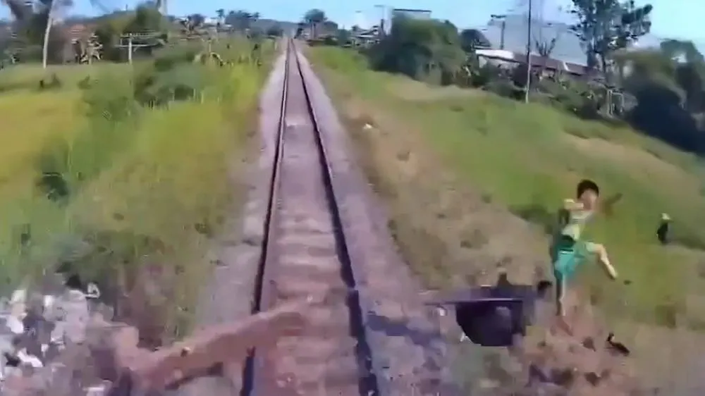 Criança morre após trem atingir veículo em passagem irregular no Vietnã. VÍDEO