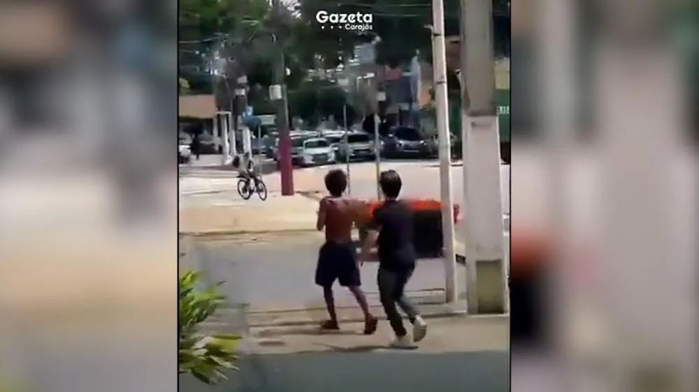 Estudantes de direito agridem homem em situação de rua com arma de choque em Belém