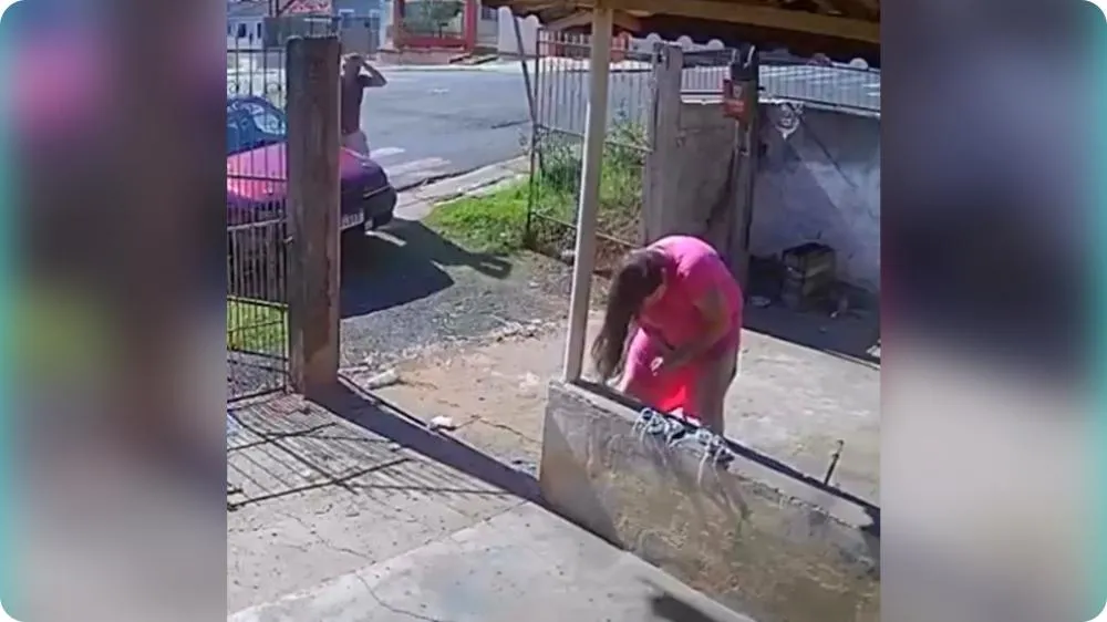 Câmera de segurança registra mulher dando à luz na garagem de casa no interior do Paraná