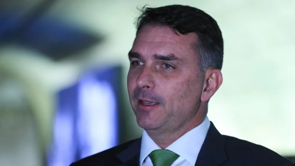 Flávio Bolsonaro apresenta defesa no STF após inquérito por suposta calúnia contra Lula